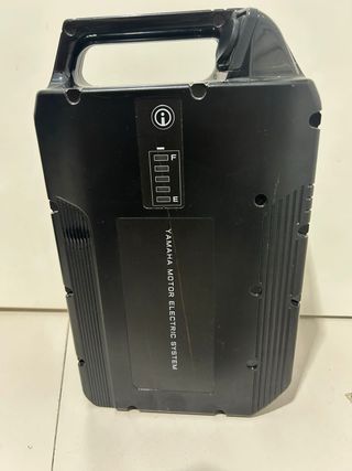 Yamaha Neox: Batería y cargador.