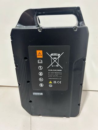 Yamaha Neox: Batería y cargador.