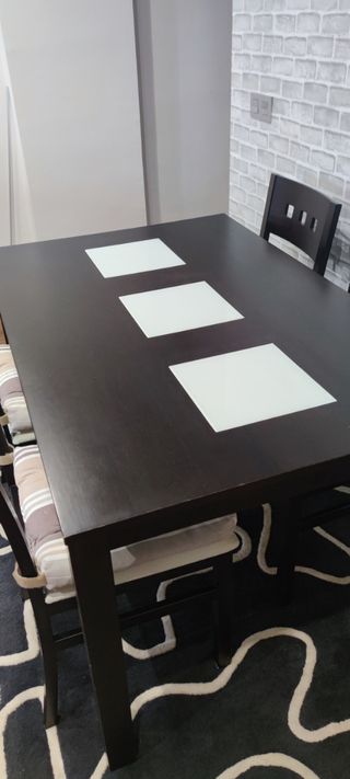Mesa comedor madera oscura sin sillas