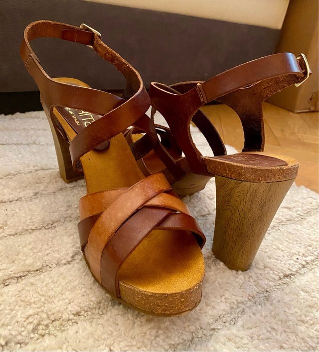 Sandalias tacón piel marrón, T 40
