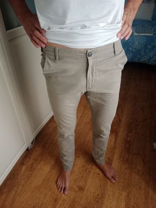 Pantalón chino beige hombre