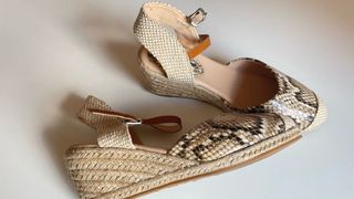 Alpargatas serpiente beige-marrón, talla 36