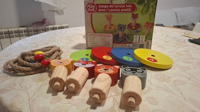 Set de juguetes de desarrollo y motricidad.