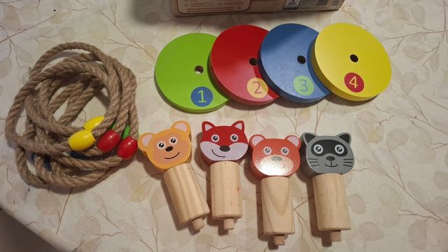 Set de juguetes de desarrollo y motricidad.