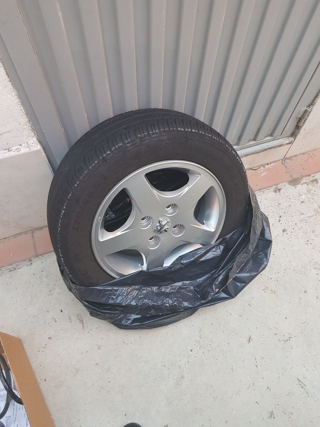 4 Llantas y neumáticos de serie 14" Peugeot -