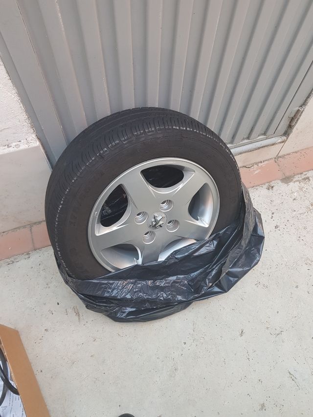 4 Llantas y neumáticos de serie 14" Peugeot -