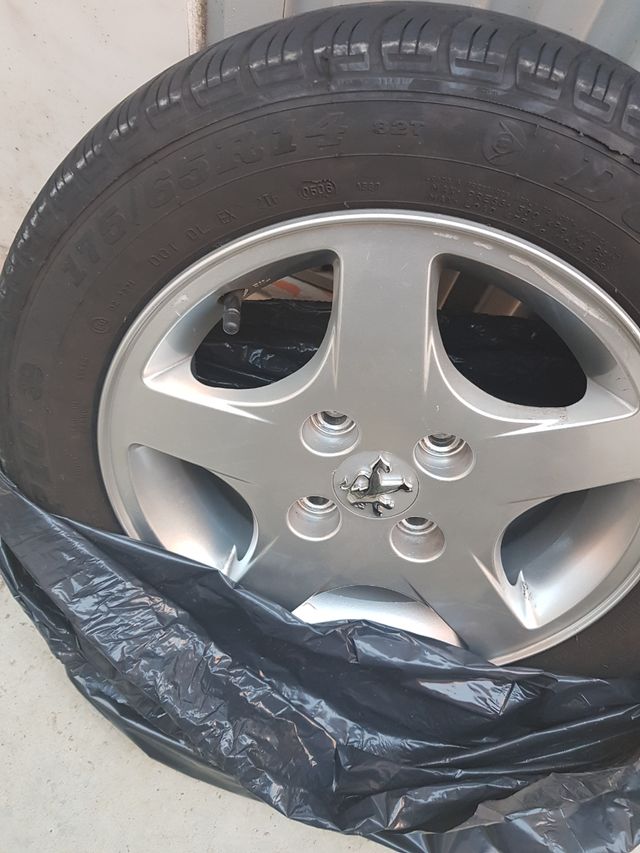 4 Llantas y neumáticos de serie 14" Peugeot -