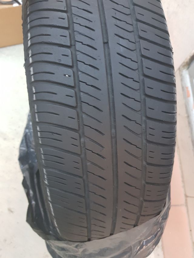 4 Llantas y neumáticos de serie 14" Peugeot -
