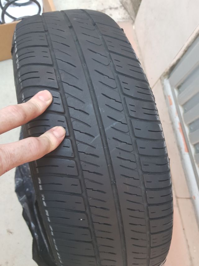 4 Llantas y neumáticos de serie 14" Peugeot -