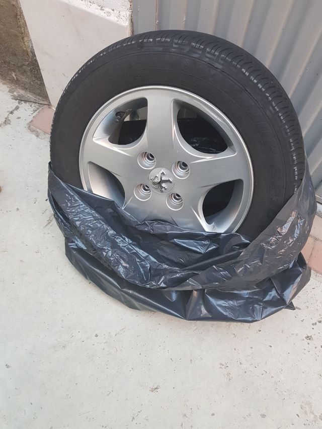 4 Llantas y neumáticos de serie 14" Peugeot -