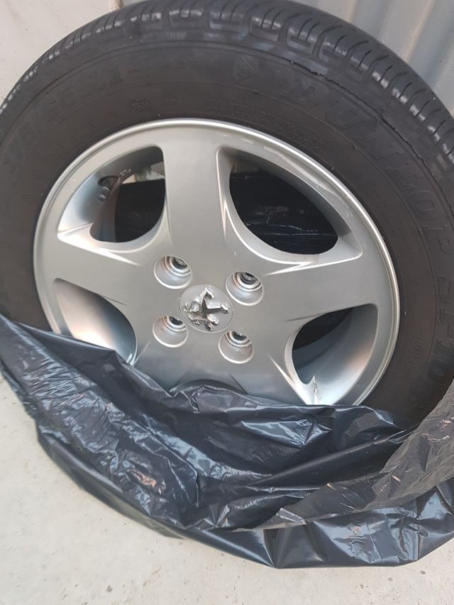 4 Llantas y neumáticos de serie 14" Peugeot -