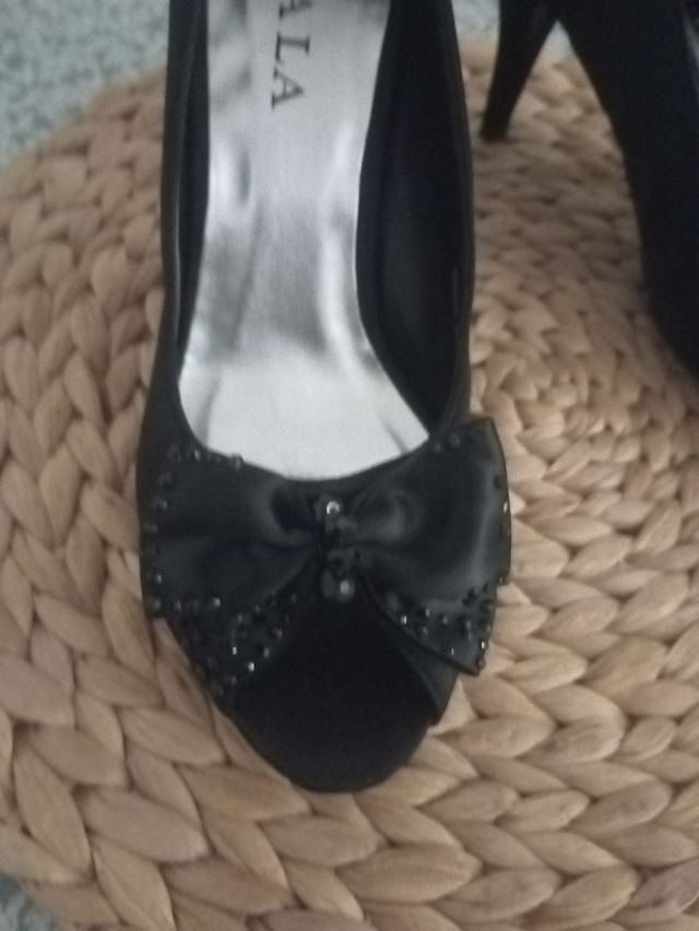 Zapatos LALA negros, talla 40. Forrados de Razo.