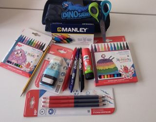 Estuche con material escolar