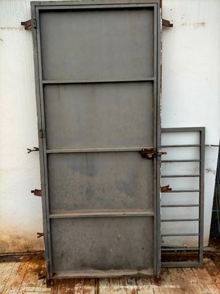 Puerta metálica
