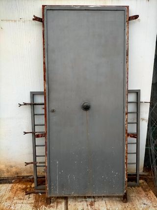 Puerta metálica
