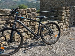 bicicleta sin uso con linterna y reposabotellas