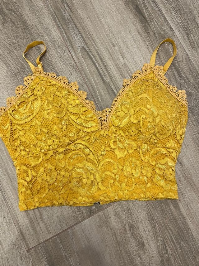 Top amarillo de encaje