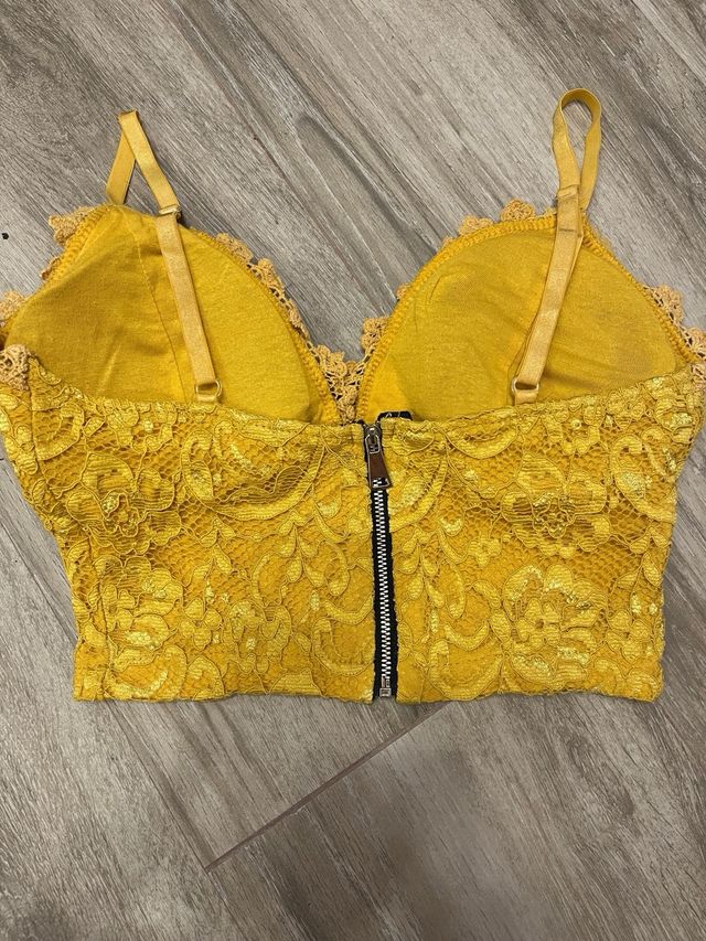 Top amarillo de encaje