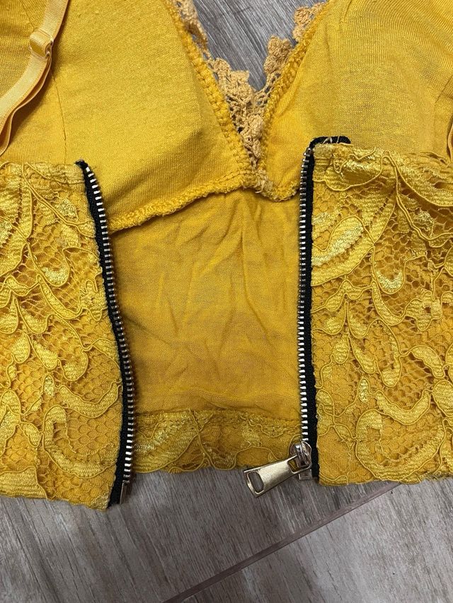 Top amarillo de encaje