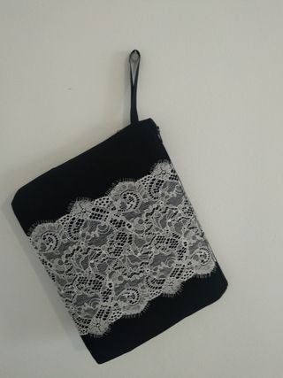Bolso negro con encaje blanco