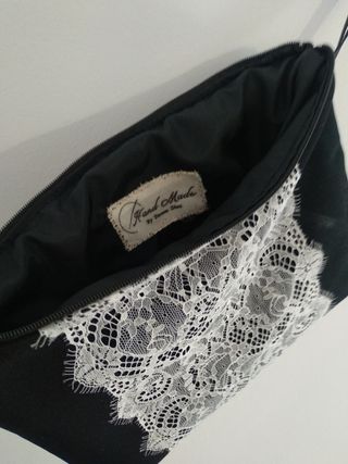 Bolso negro con encaje blanco