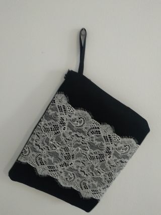 Bolso negro con encaje blanco