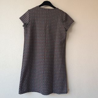 Vestido geométrico negro y marrón