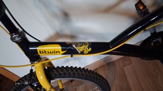 Bicicleta infantil 20" + patinete de regalo 