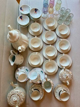 Gran lote de vajilla y juegos de café. Buen estado