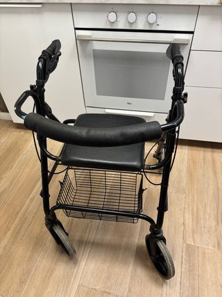 Andador con asiento y cesta ideal para mayor