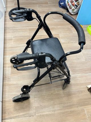 Andador con asiento y cesta ideal para mayor