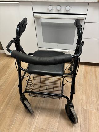 Andador con asiento y cesta ideal para mayor