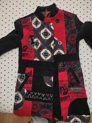 Chaqueta Desigual negra y roja