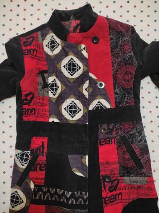 Chaqueta Desigual negra y roja