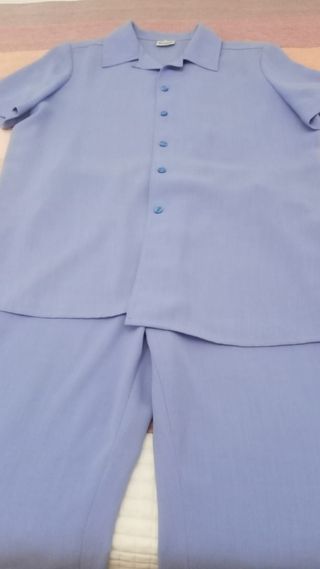 Traje pantalón y camisa azul