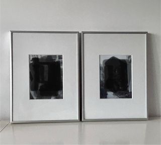 Pareja de marcos con borde plateado y paspartú