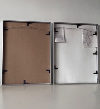 Pareja de marcos con borde plateado y paspartú