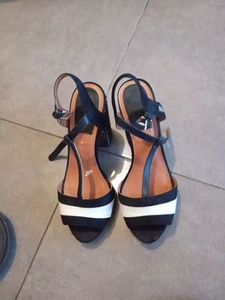 Zapatos tacón negros y blancos