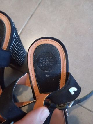 Zapatos tacón negros y blancos