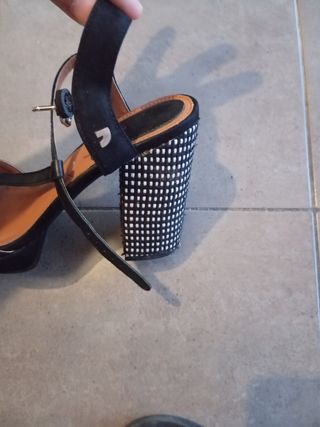 Zapatos tacón negros y blancos