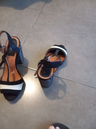 Zapatos tacón negros y blancos