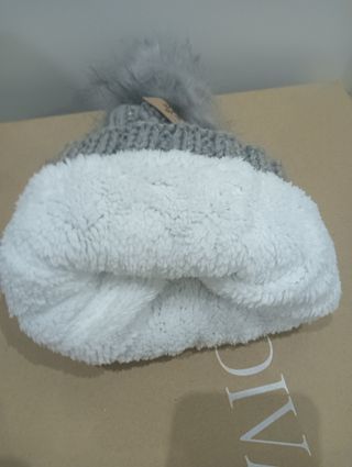 Gorro gris con borla