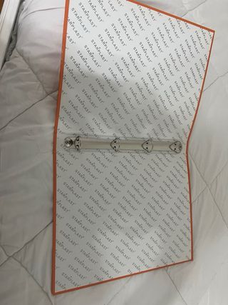 Archivador naranja con flor