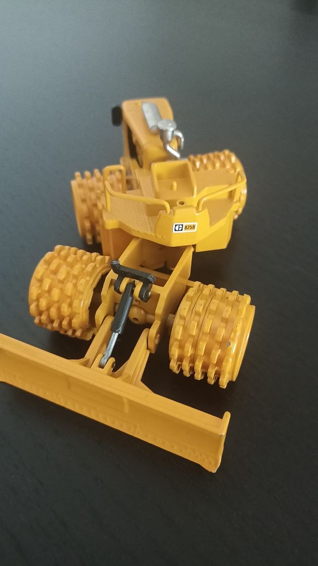 Miniatura Camión Caterpillar 825B