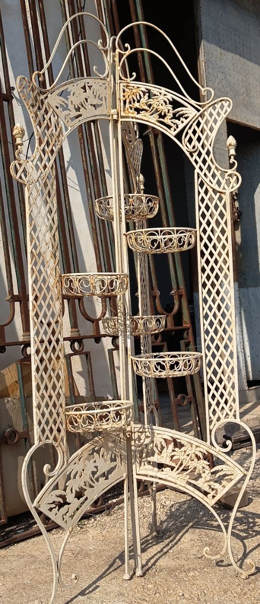 Macetero antiguo de hierro 