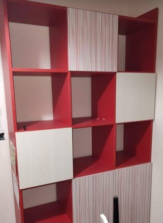 Estantería modular roja y blanca
