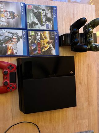 PS4 (PlayStation 4) + 4 juegos