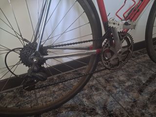 Bicicleta carretera roja
