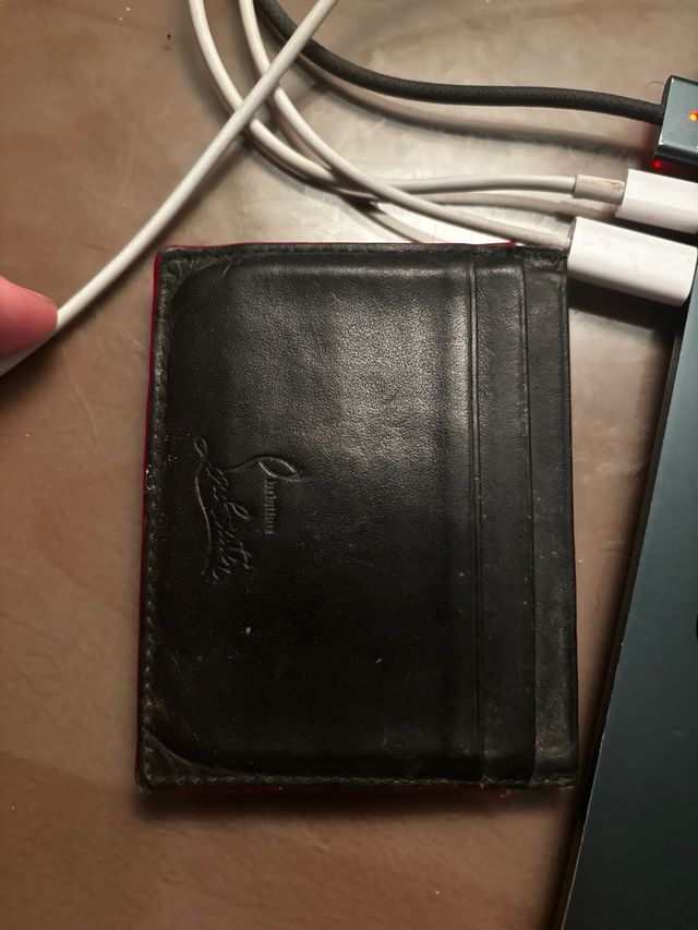 Tarjetero negro con tachuelas