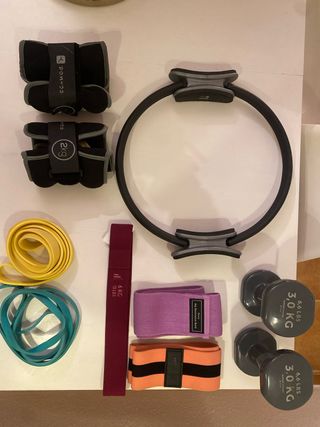 Kit fitness: pesas, gomas, aro pilates